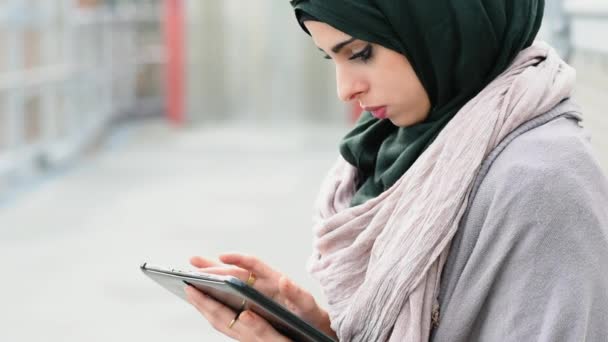 Oriente Médio Mulher Usando Digital Tablet — Vídeo de Stock