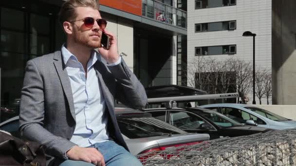 Homme Dans Rue Parlant Téléphone — Video