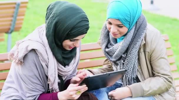 人の若い女性使用デジタル タブレット屋外 — ストック動画