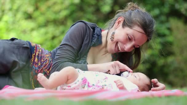 公園でリラックスの赤ちゃんと母親 — ストック動画