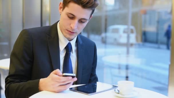 Hombre Joven Usando Teléfono Inteligente Cafetería — Vídeos de Stock