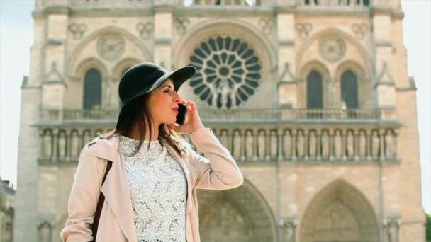 Wanita Dengan Smartphone Depan Notre Dame — Stok Video