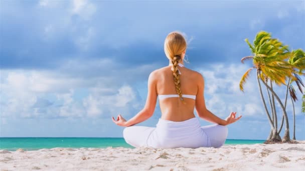 Mulher Meditando Praia — Vídeo de Stock