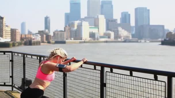 Mulher Que Estende Livre Cidade Nova York — Vídeo de Stock