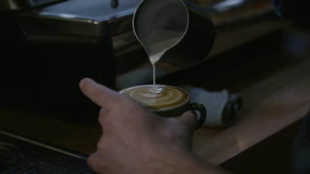 Slow Motion Barista Hälla Mjölk Kaffe — Stockvideo