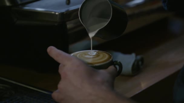 Movimento Lento Barista Derramando Leite Café — Vídeo de Stock