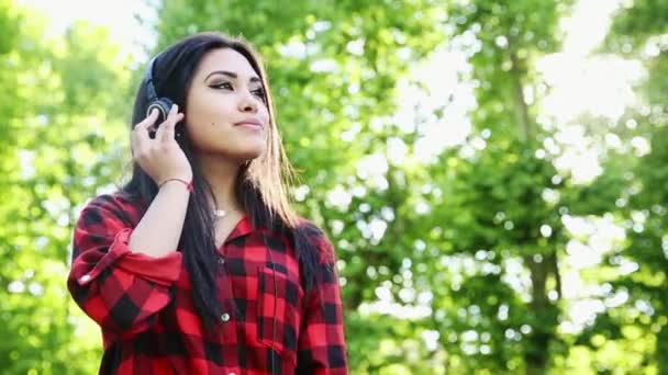 Mujer Con Camisa Cuadros Auriculares — Vídeo de stock