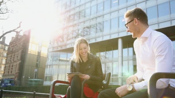 Collega Met Digitale Tablet Naast Kantoorgebouw — Stockvideo