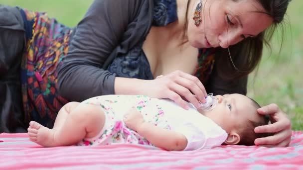 带着宝宝在公园里放松的母亲 — 图库视频影像