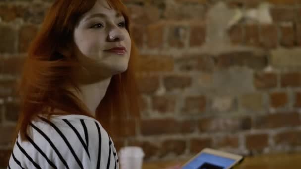 Retrato Mujer Joven Con Tableta Digital Cafetería — Vídeo de stock