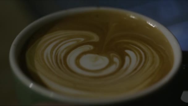 Primer Plano Taza Café Con Espuma — Vídeos de Stock