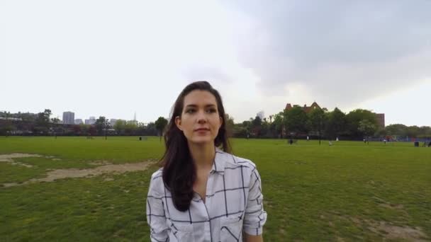 Kvinde Går Gennem Parken – Stock-video