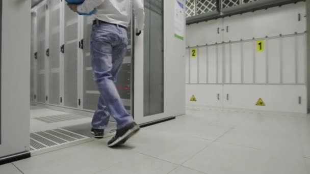 Man Data Center — Stock Video