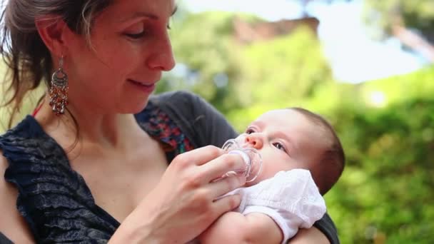 공원에서 편안한 아기와 — 비디오