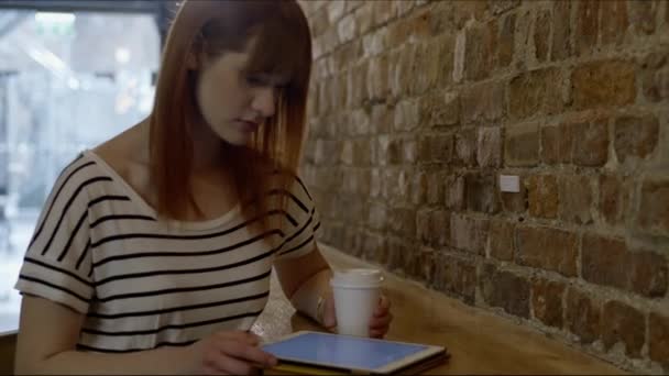 Mujer Joven Usando Tableta Digital Cafetería — Vídeos de Stock