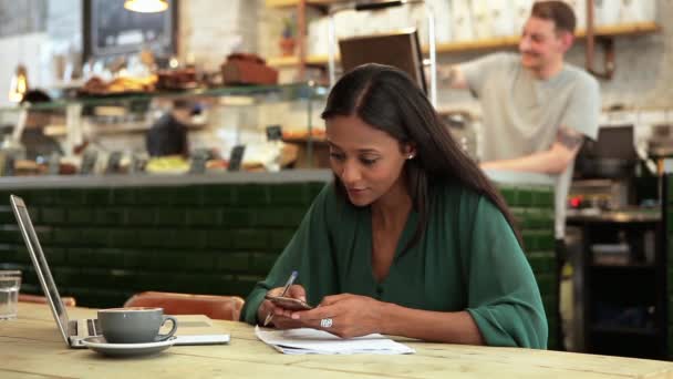 Mujer Usando Smartphone Cafetería — Vídeo de stock