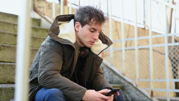 Joven Usando Teléfono Inteligente Aire Libre — Vídeos de Stock