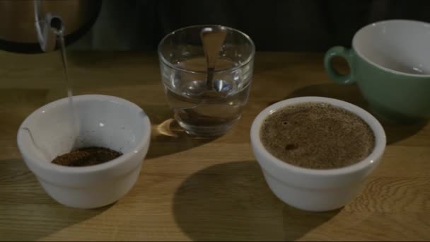 Barista Gieten Warm Water Kommen — Stockvideo