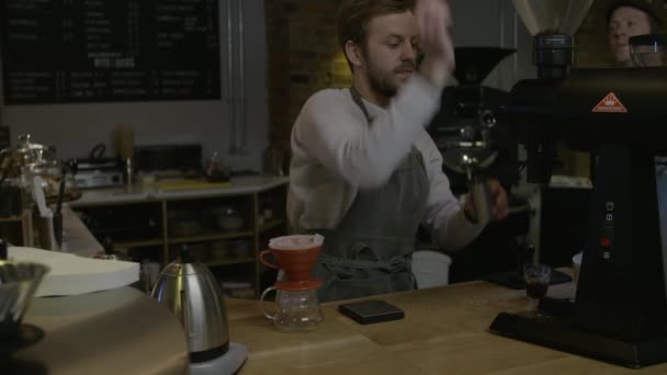 Barista Bereitet Kaffee Café — Stockvideo