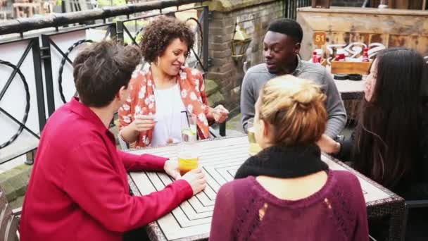 Vrienden Zitten Aan Tafel Drinken Café — Stockvideo