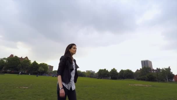 Γυναίκα Περπατώντας Μέσα Από Πάρκο — Αρχείο Βίντεο