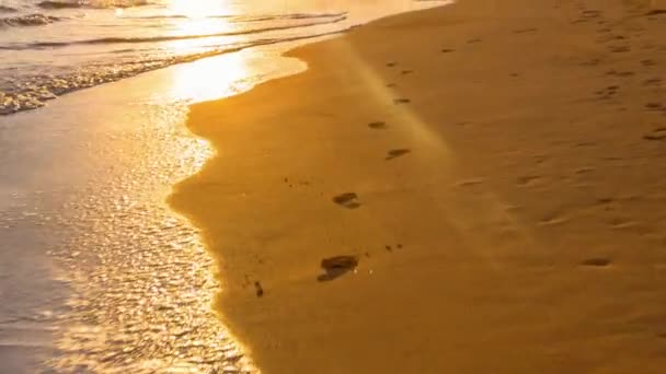Gün Batımında Sahilde Insan Ayak Izleri Yakın — Stok video