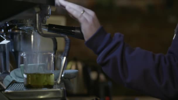 Homem Preparando Chá Máquina Café — Vídeo de Stock