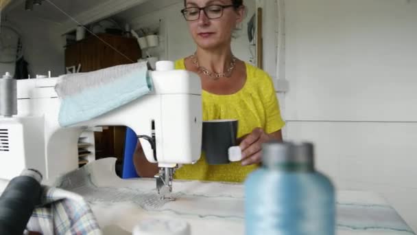 Ώριμη Γυναίκα Ράψιμο Μηχανή Στο Εργαστήριο — Αρχείο Βίντεο