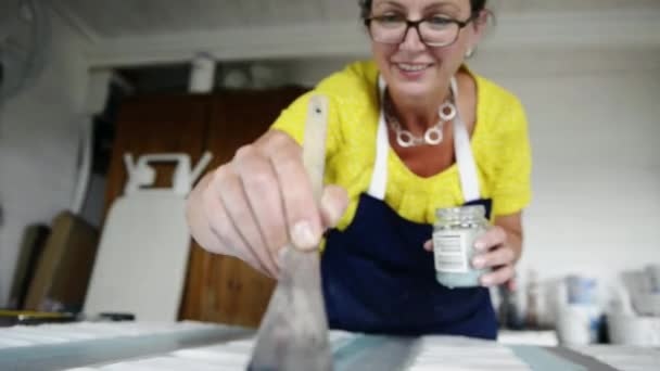 Nahaufnahme Einer Frau Beim Malen Auf Textilien — Stockvideo