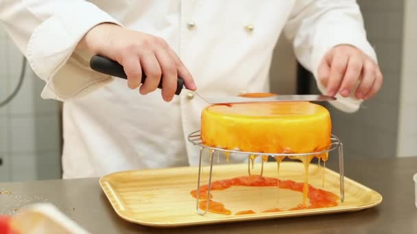 Bäcker Bereitet Kuchen Professioneller Küche — Stockvideo