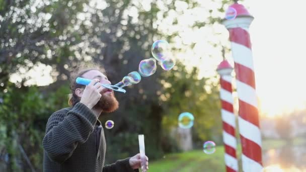 Man Blowing Bubbles Bij Zonsondergang — Stockvideo