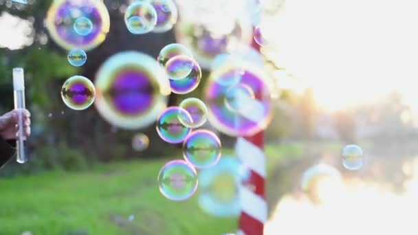 Hombre Soplando Burbujas Atardecer — Vídeos de Stock