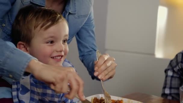 Mutter Schneidet Spaghetti Für Ihren Sohn — Stockvideo