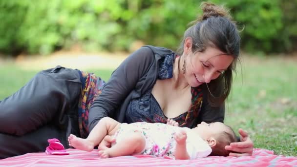 Mère Avec Bébé Relaxant Dans Parc — Video