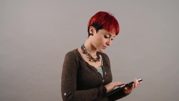 Portrét Ženy Pomocí Digitální Tablety — Stock video