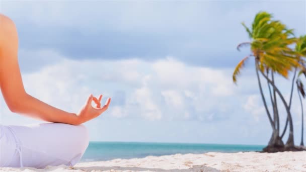 女性のビーチで瞑想 — ストック動画