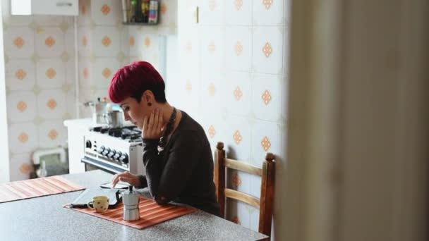 自宅でデジタルタブレットを使用する女性 — ストック動画