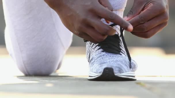 Hombre Atando Zapatos Ciudad — Vídeo de stock