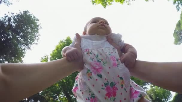 Moeder Spelen Met Baby Meisje Park — Stockvideo