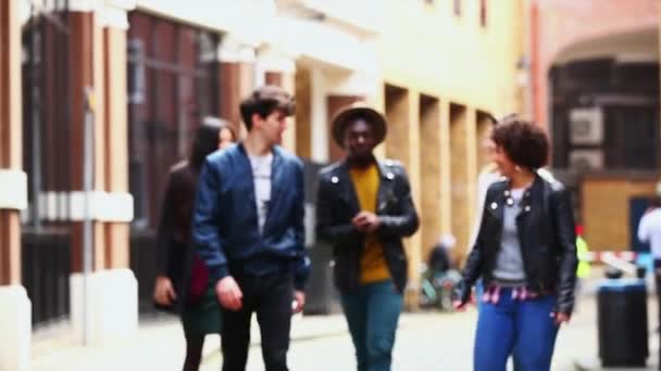 Amigos Caminando Por Calle — Vídeo de stock