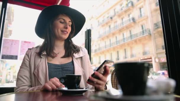 Frau Mit Hut Café Mit Smartphone — Stockvideo