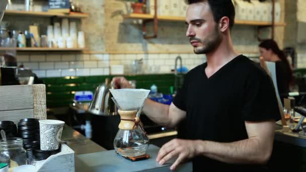 Barista Tillagar Kaffe Kafé — Stockvideo