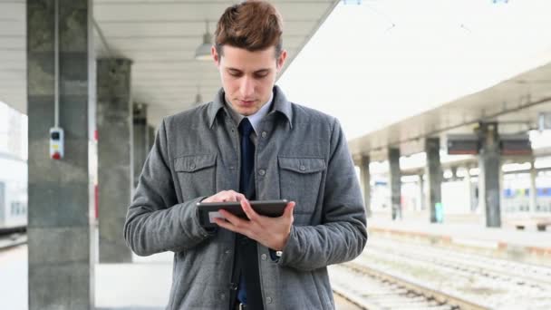 Man Använder Digital Tablet Railroad Platform — Stockvideo