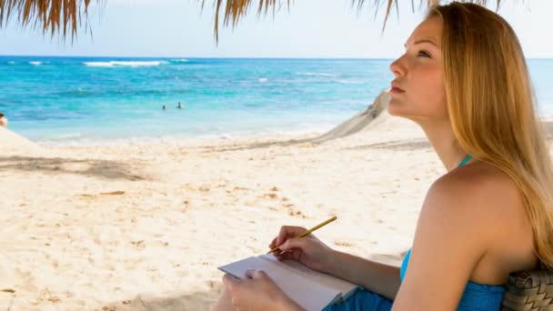 Mujer Escribiendo Playa — Vídeo de stock