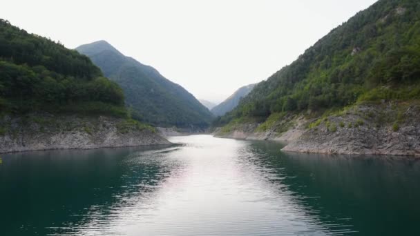 Lago Tra Montagne Durante Giorno — Video Stock