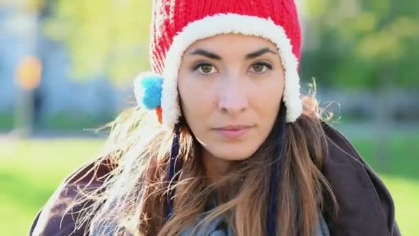 Kırmızı Giyen Kadın Portresi Şapka Örgü — Stok video