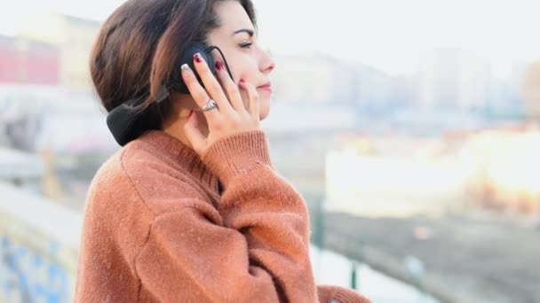 Mujer Joven Escuchando Música Aire Libre — Vídeo de stock