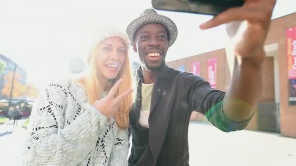 Jeune Couple Prenant Selfie Dans Rue — Video