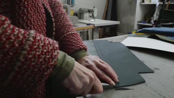 工人在桌子上切割皮革 — 图库视频影像