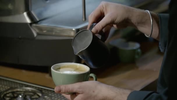 Movimiento Lento Del Hombre Vertiendo Leche Café — Vídeos de Stock